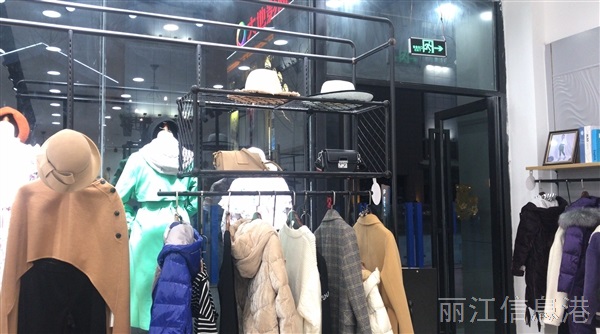 女裝店貨架低價(jià)處理